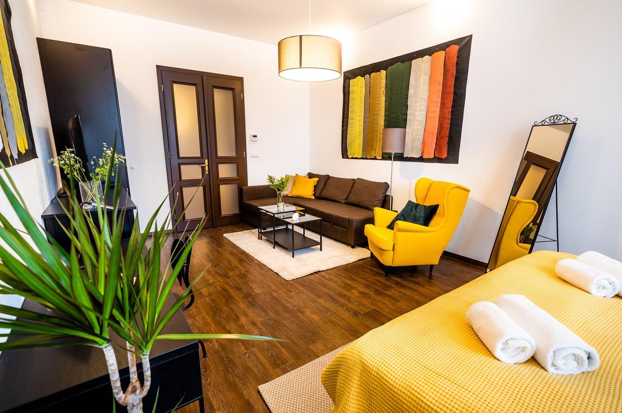 Unique Central Square Business Apt. ฮราเดตสคราโลเว ภายนอก รูปภาพ